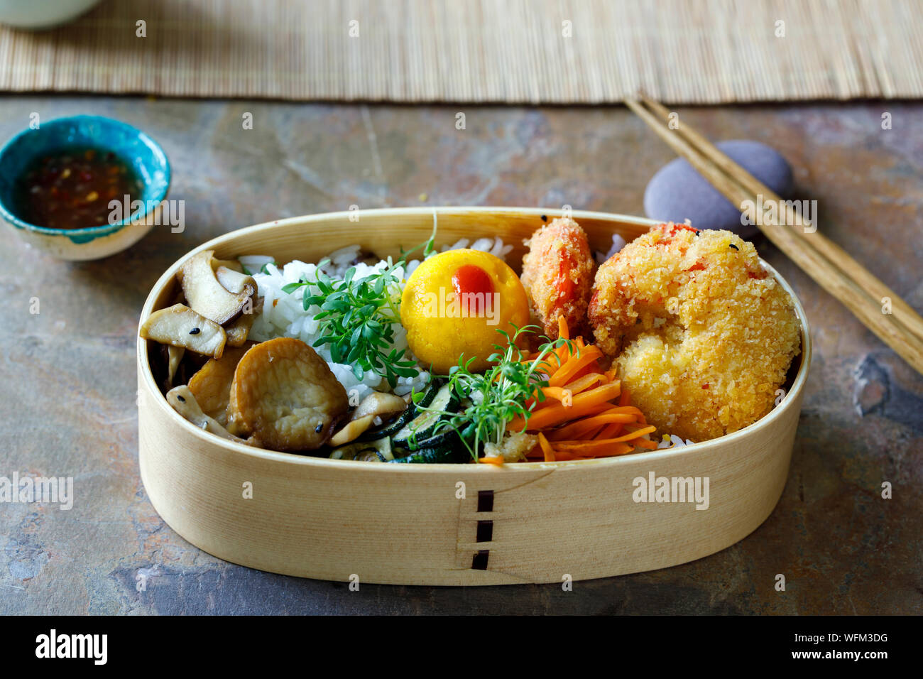 Giapponese scatola di Bento con gamberi tempura, riso e verdure Foto Stock