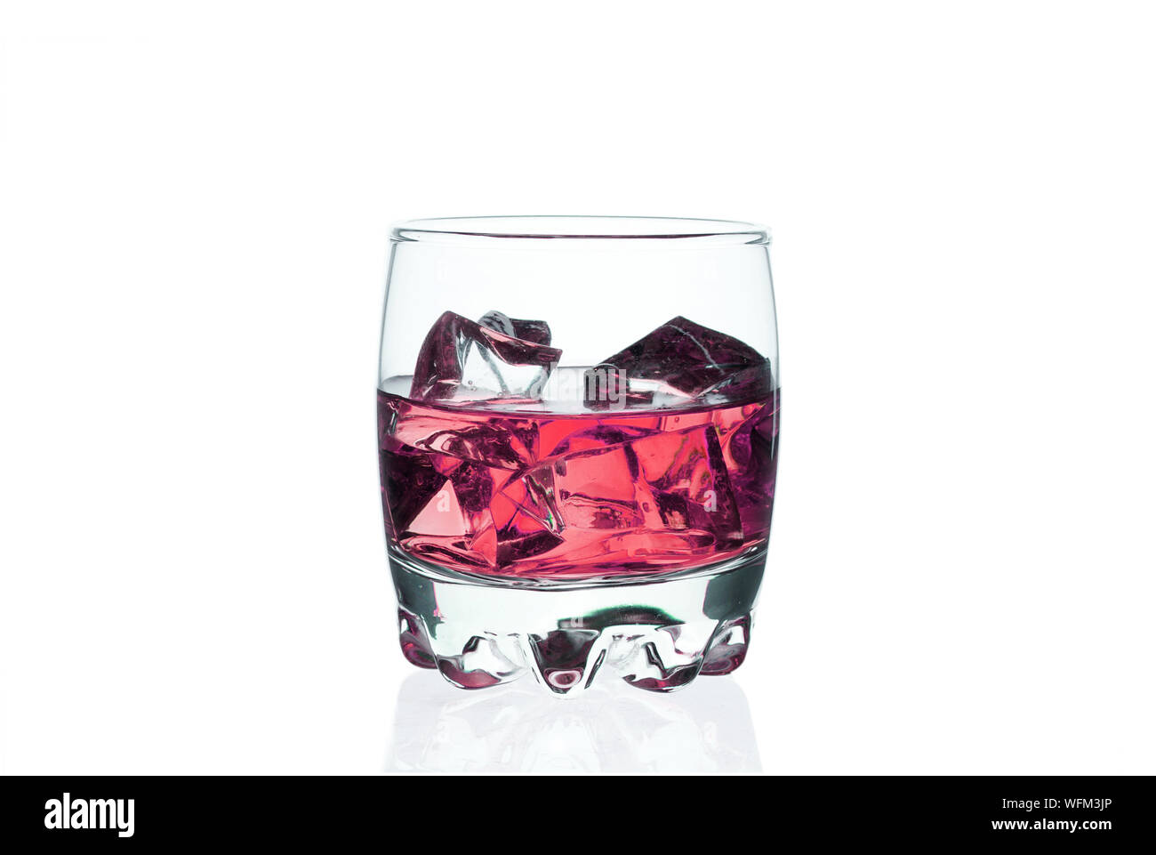 Pink drink con cubetti di ghiaccio in un bicchiere su sfondo bianco. Refrigerate cocktail esotici. Tonic liquido direttamente dalla barra. Foto Stock