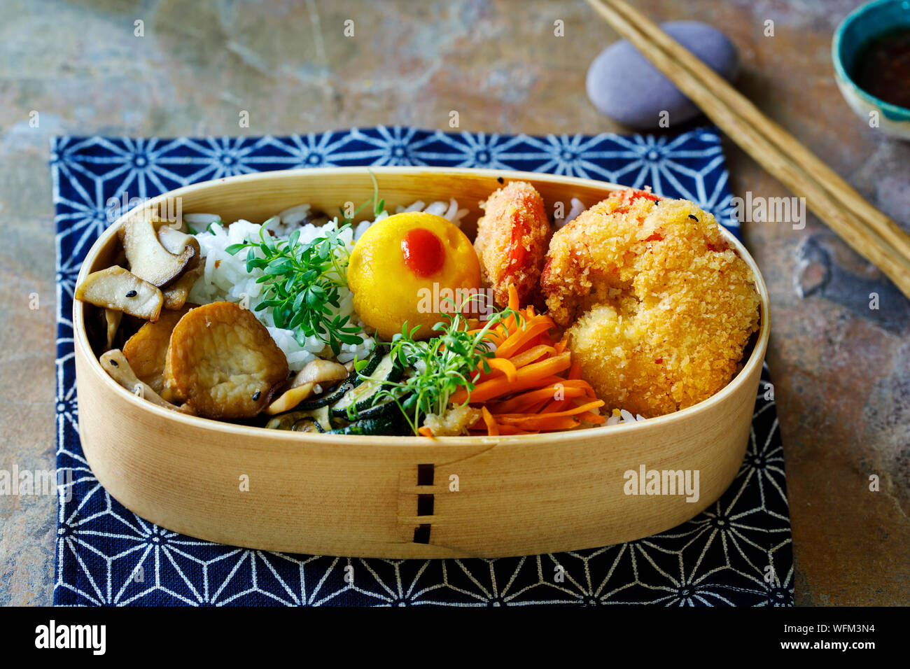 Giapponese scatola di Bento con gamberi tempura, riso e verdure Foto Stock