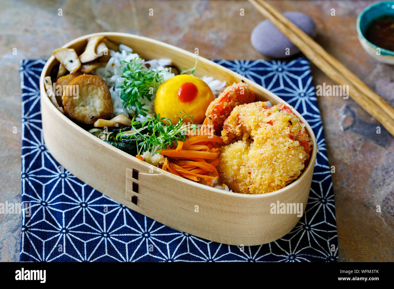 Giapponese scatola di Bento con gamberi tempura, riso e verdure Foto Stock