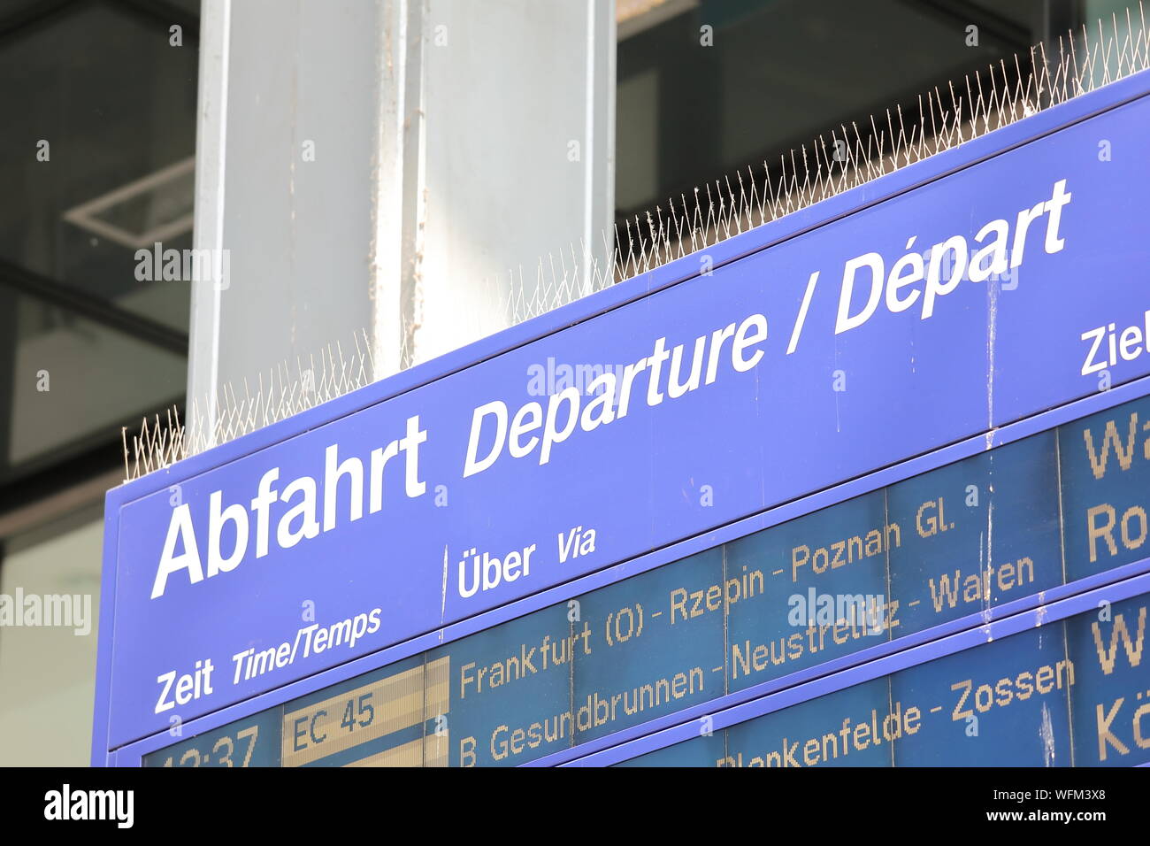 Treni in partenza pianificare la visualizzazione a Hauptbahnhof Berlin stazione ferroviaria centrale Berlino Germania Foto Stock