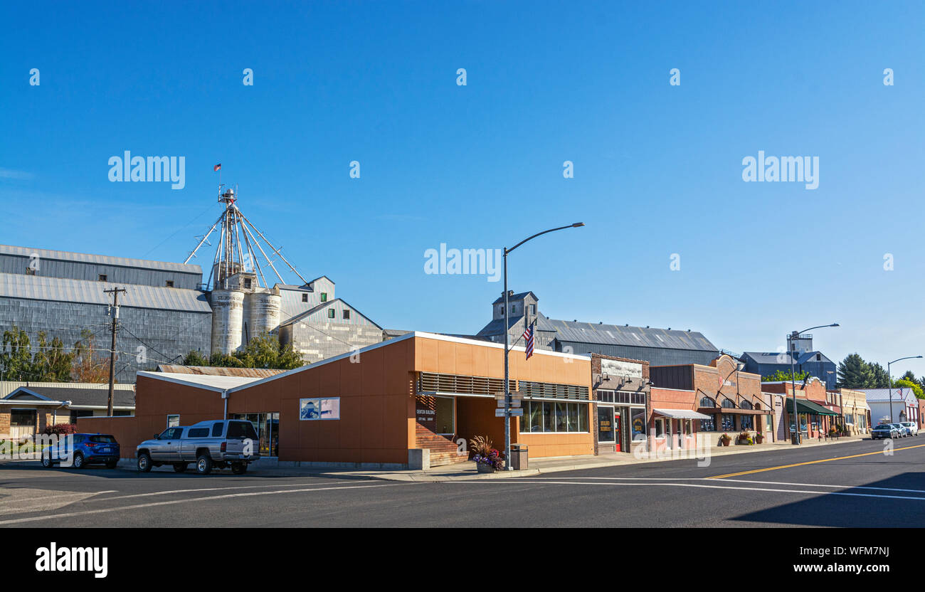 Washington, Regione Palouse, San Giovanni, downtown, Front Street,. corrugò acciaio grano strutture di archiviazione Foto Stock