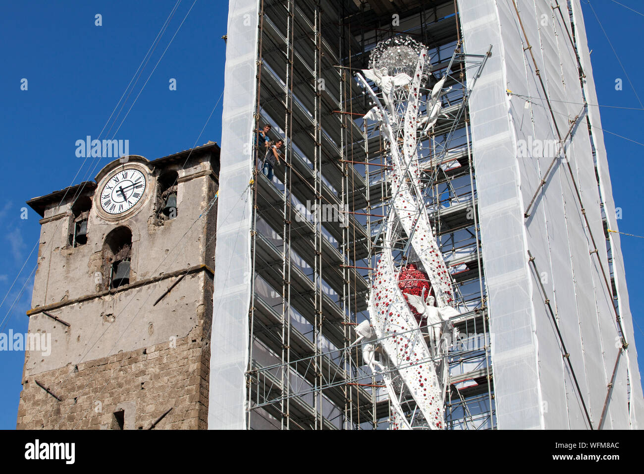 I preparativi per il festival della Macchina di Santa Rosa dove il santo patrono è beeing onorato con un 30 mtr torre alta. Foto Stock