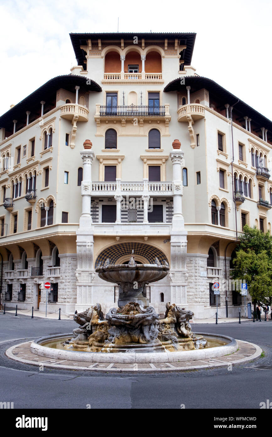 Una casa e una fontana nel quartiere Coppede a Roma. Il neighboorhood è chiamato dopo architetto liberty Luigi Coppede. Foto Stock