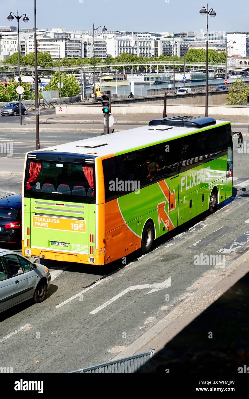 Autobus Intercity Flix sulla strada lungo il fiume Senna, Parigi, Francia. Foto Stock