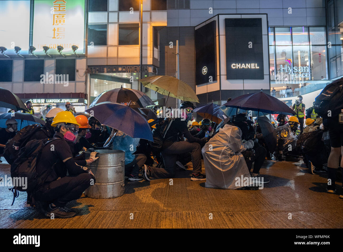 Manifestanti occupano una strada durante la dimostrazione.disordini in Hong Kong continua come migliaia di manifestanti hanno preso parte in un illegale governo anti dimostrazione. Bombe a benzina è stata generata dai dimostranti e la polizia ha sparato a cicli multipli di pallottole di gomma verso i manifestanti. Foto Stock