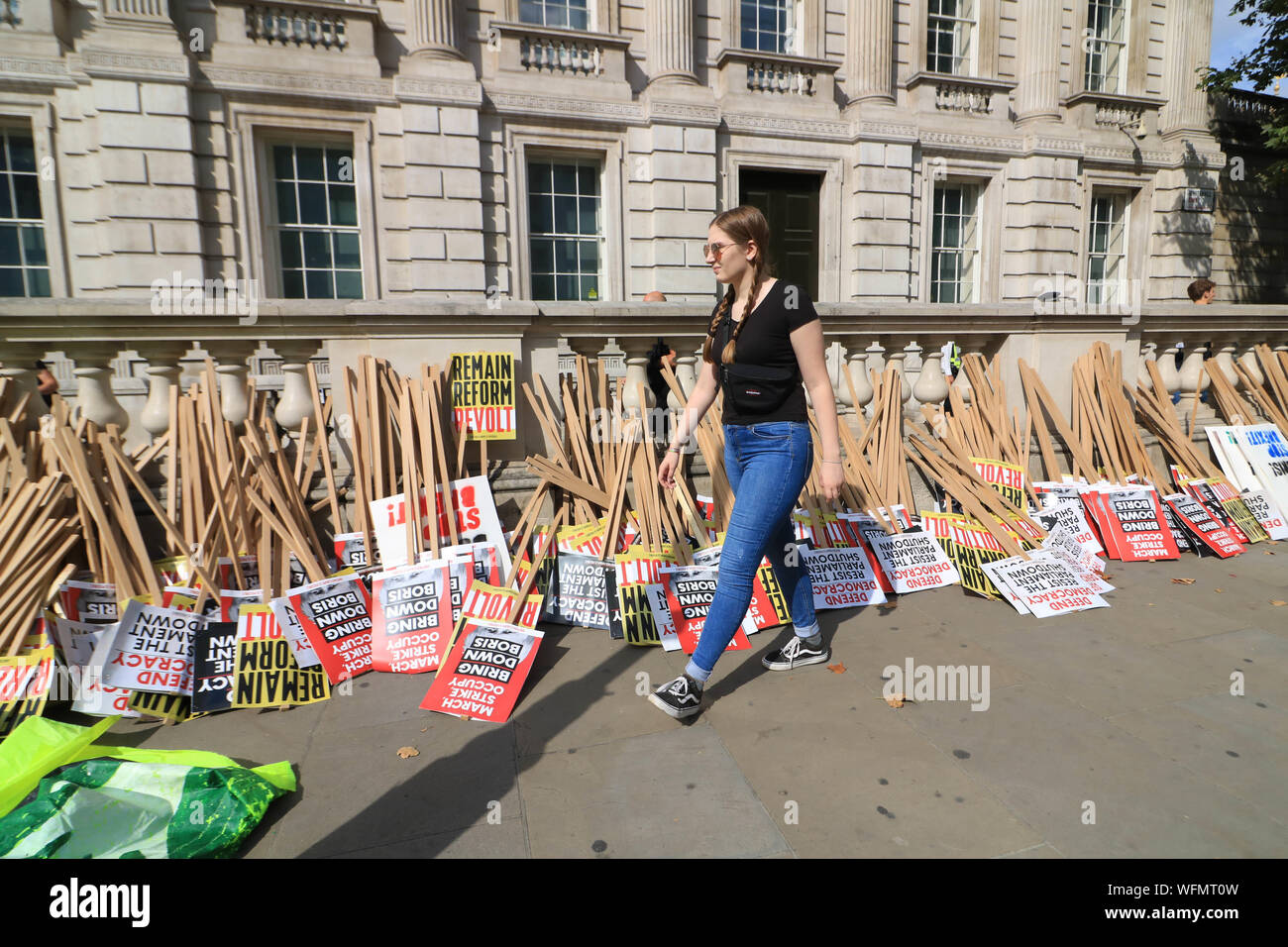 Cartelloni si trovano al di fuori di Whitehall come Pro rimangono sostenitori preparare per dimostrare contro la decisione del governo di sospendere il parlamento del Regno Unito dal 9 Settembre al 14 ottobre dal Primo Ministro Boris Johnson. Foto Stock