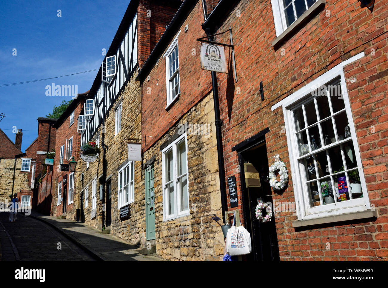 Scena di strada sulla collina ripida, Lincoln, Lincolnshire, Regno Unito. Centro citta'. Foto Stock
