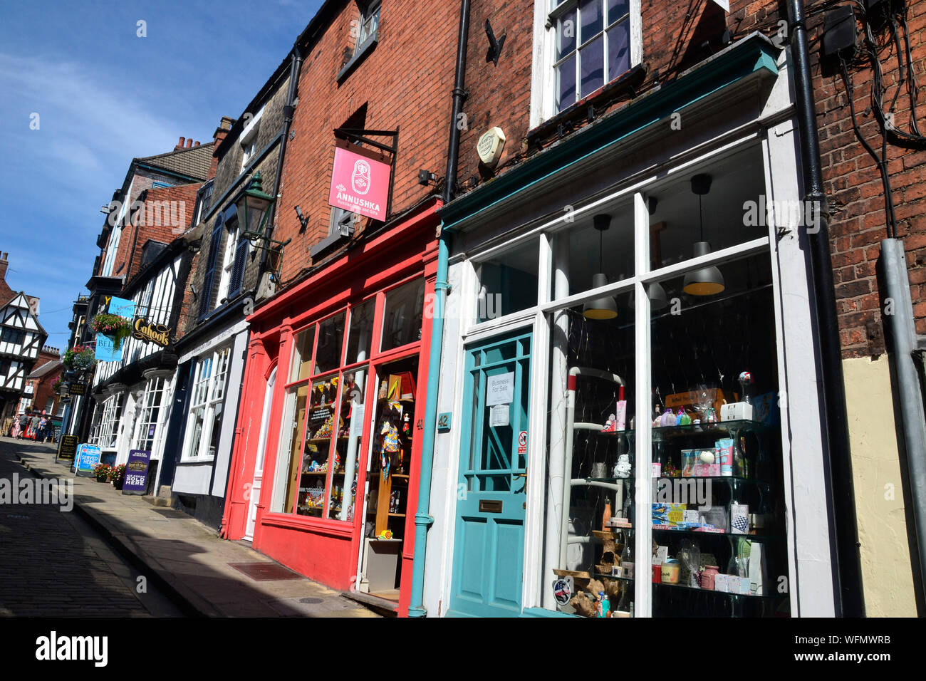 Scena di strada sulla collina ripida, Lincoln, Lincolnshire, Regno Unito. Centro citta'. Foto Stock