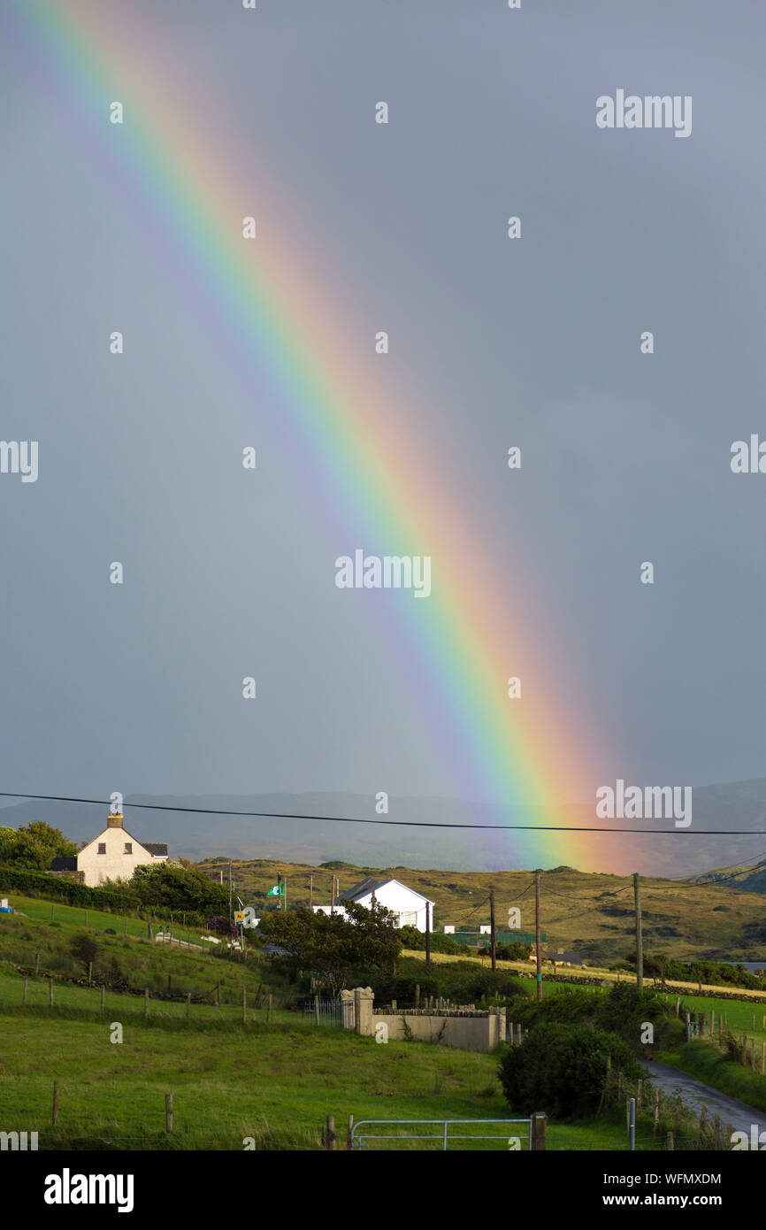 Ardara, Contea di Donegal, Irlanda. 31 agosto 2019. Dopo una giornata di pioggia torrenziale, un arcobaleno appare in serata sulla costa nord-occidentale. Foto Stock