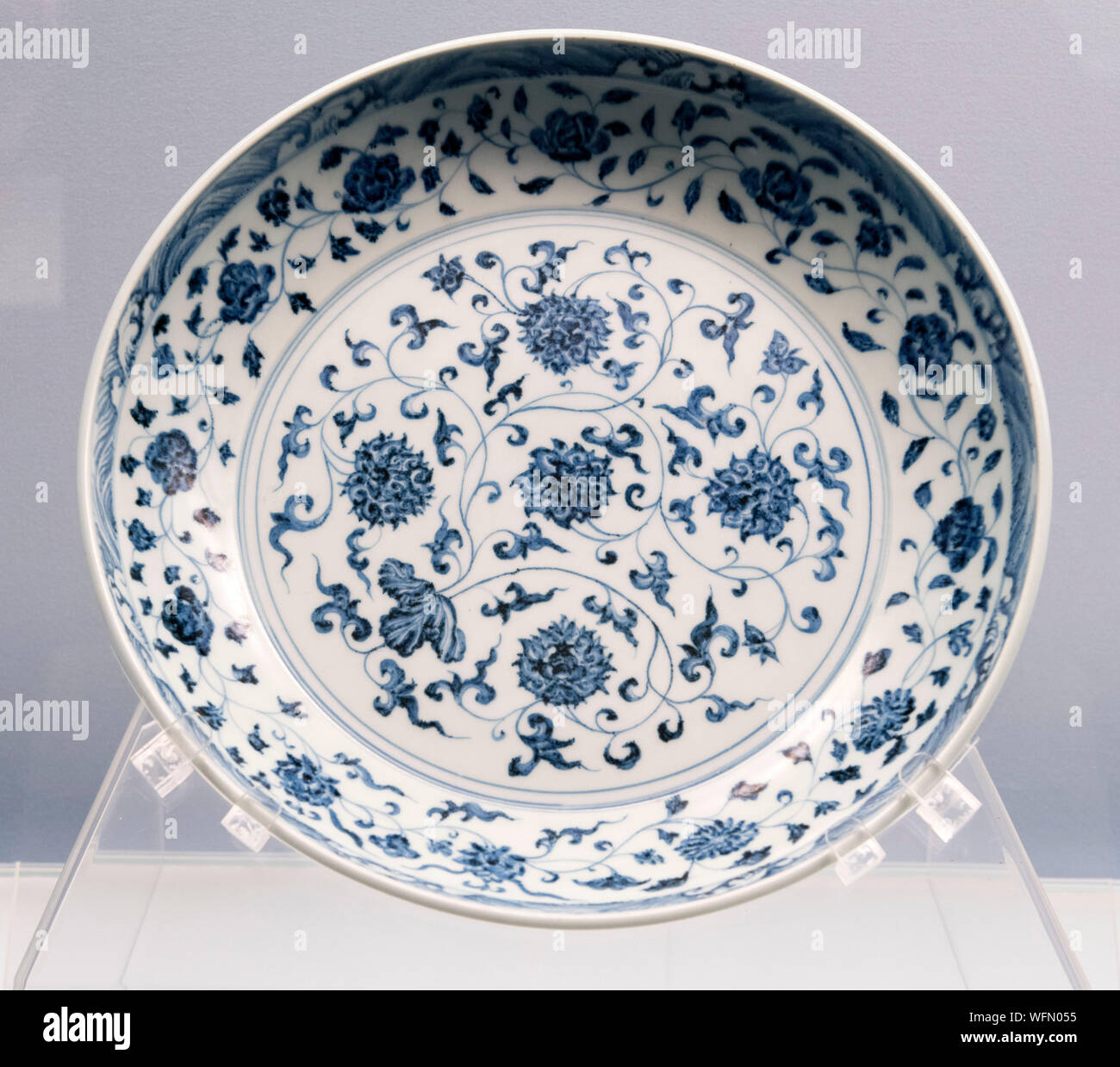 Piatto di Ming. Jingdezhen ware. Piatto con underglaze blue design di fiori interlacciato, Xuande regno della Dinastia Ming (1426-1435 AD) Foto Stock