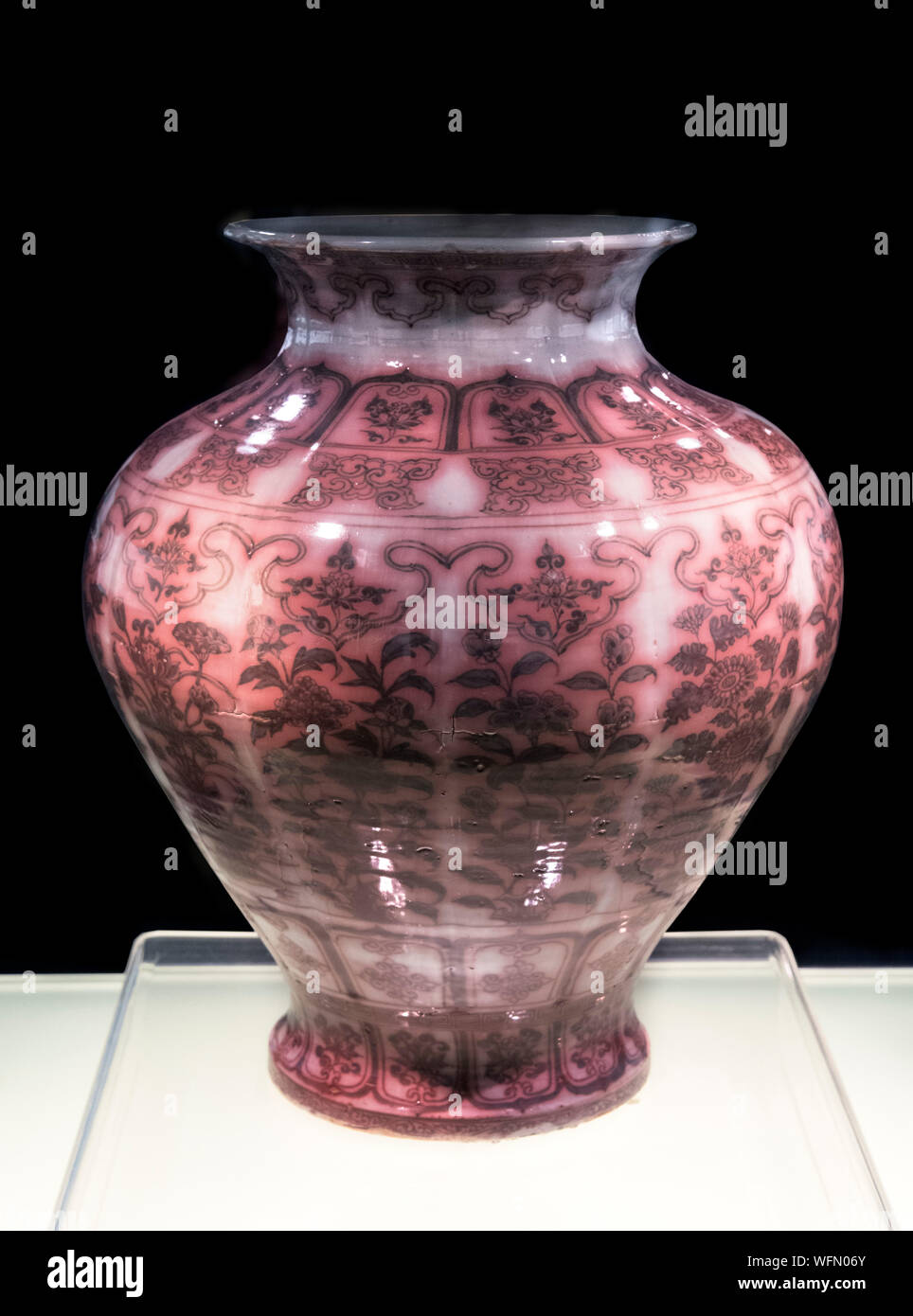 Vaso Ming. Jingdezhen ware. A forma di melone jar con underglaze red disegno di fiori di stagione, Hongwu regno della Dinastia Ming (1368-1398 AD) Foto Stock