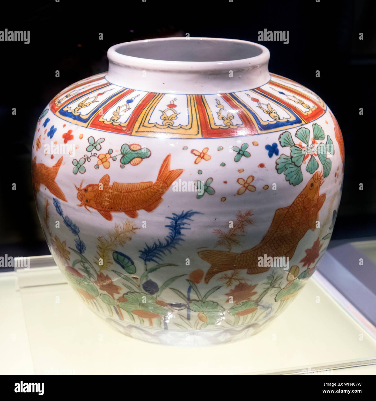 Vaso Ming. Jingdezhen ware. Vaso con design wucai di pesci e alghe, Regno Jiajing della Dinastia Ming (1522-1566 AD) Foto Stock