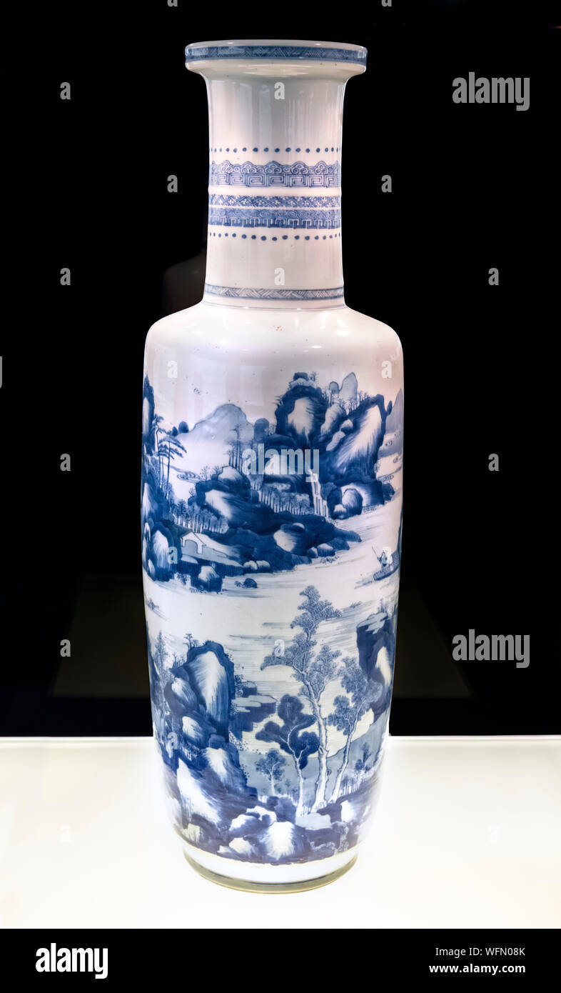 Vaso di Qing. Jingdezhen ware. Vaso con underglaze blue design del paesaggio, Kangxi regno della dinastia Qing (1662-1722 AD) Foto Stock