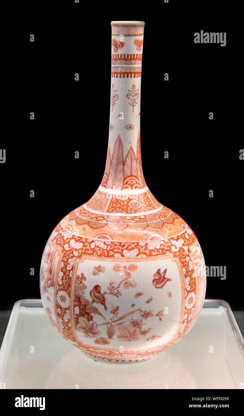 Vaso di Qing. Jingdezhen ware. Vaso con red e golden riservati design di uccelli e animali, Kangxi regno della dinastia Qing (1662-1722 AD) Foto Stock