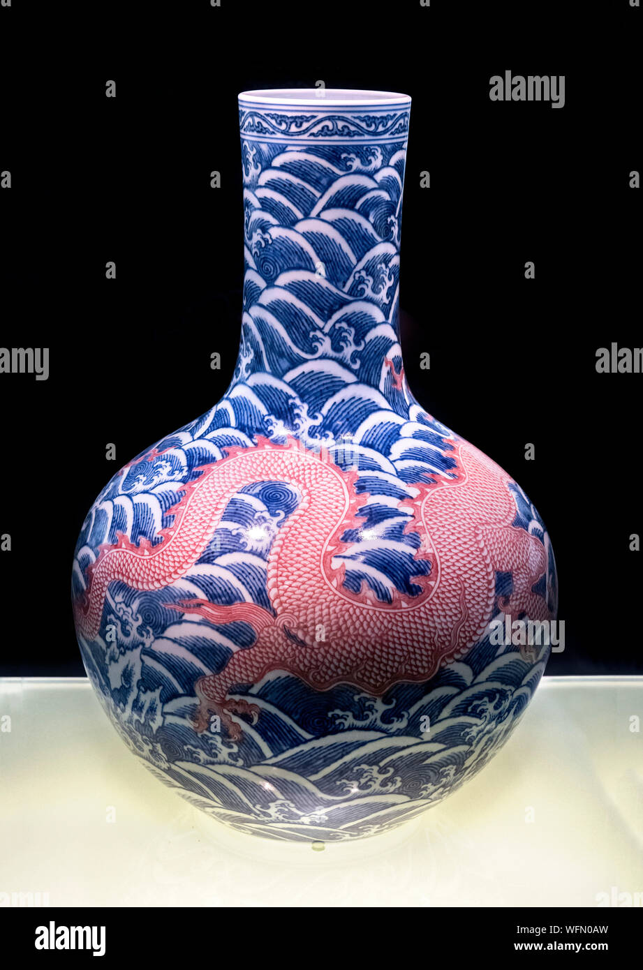 Vaso di Qing. Jingdezhen ware. Vaso con underglaze di blu e di rosso il design dei draghi e le onde del mare, Yongzheng regno della dinastia Qing (1723-1735 AD) Foto Stock