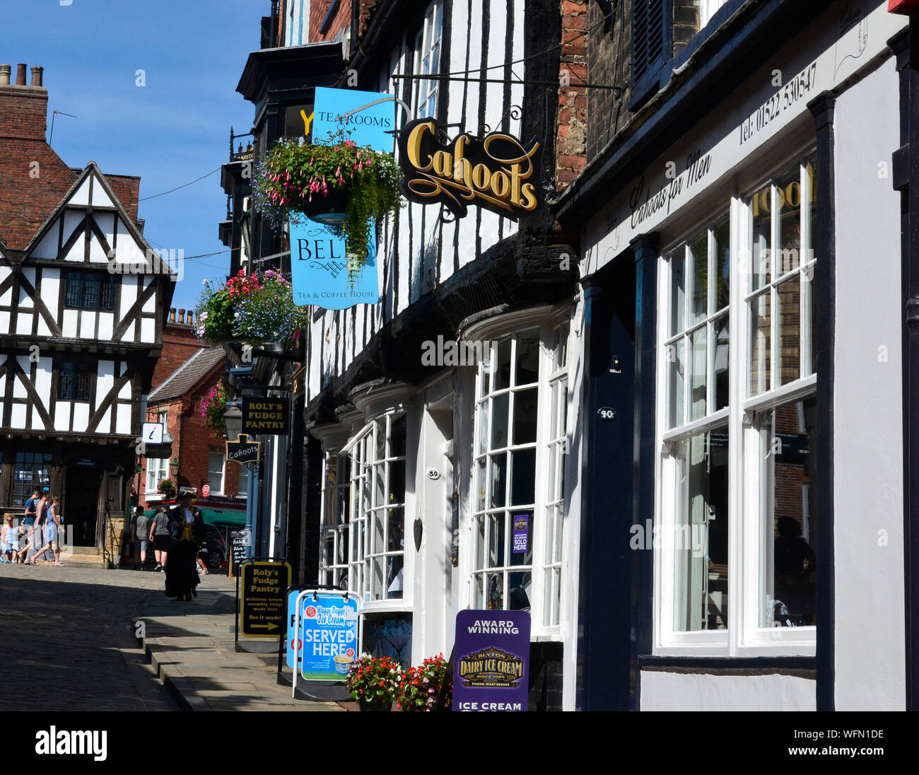 Scena di strada sulla collina ripida, Lincoln, Lincolnshire, Regno Unito. Centro citta'. Foto Stock