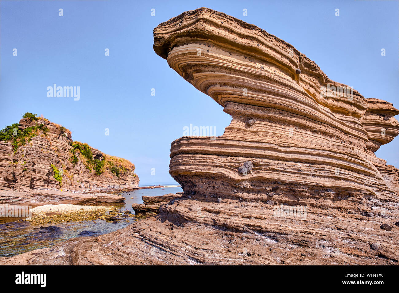 Le linee ondulate di formazione di roccia di Animasola isola a Masbate, Filippine. Foto Stock