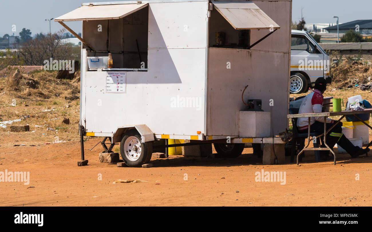 Venditore ambulante sul lato della strada con un chiosco mobile o stallo alimentare tradizionale di vendita colazione sudafricana di elementi in Johannesburg Gauteng Foto Stock