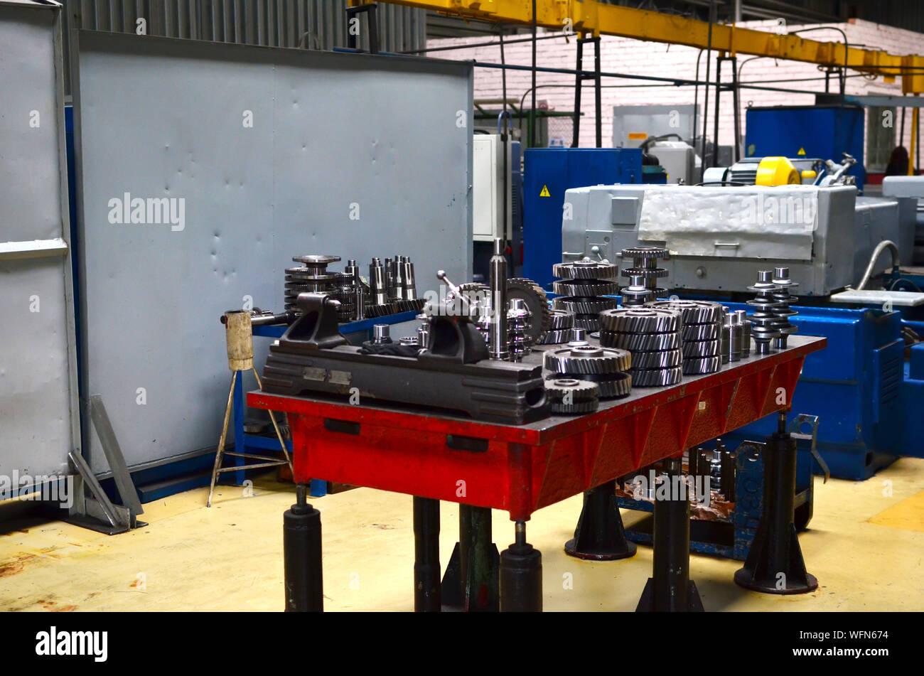 Workshop di una fabbrica automobilistica per la produzione di ingranaggi automobilistici, pezzi di ricambio e componenti. Produzione di ingranaggi per cambi di automobile per t Foto Stock