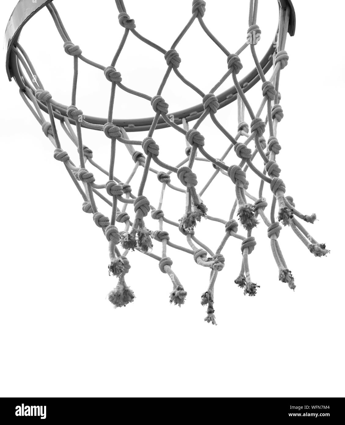 Anello di basket e net. in basso angolo di visione, dettaglio in bianco e nero Foto Stock