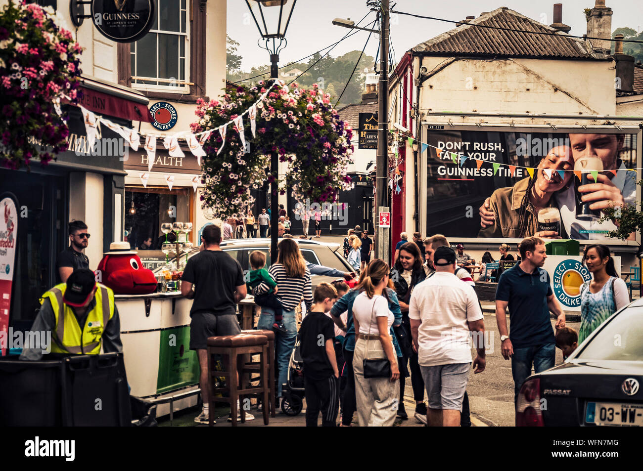 Irish Village. Pub contatore appena di fronte le proprie porte. Dalkey, Dublino, Irlanda.25 agosto 2019. Frutti di mare "Dalkey Lobster Festival" Foto Stock