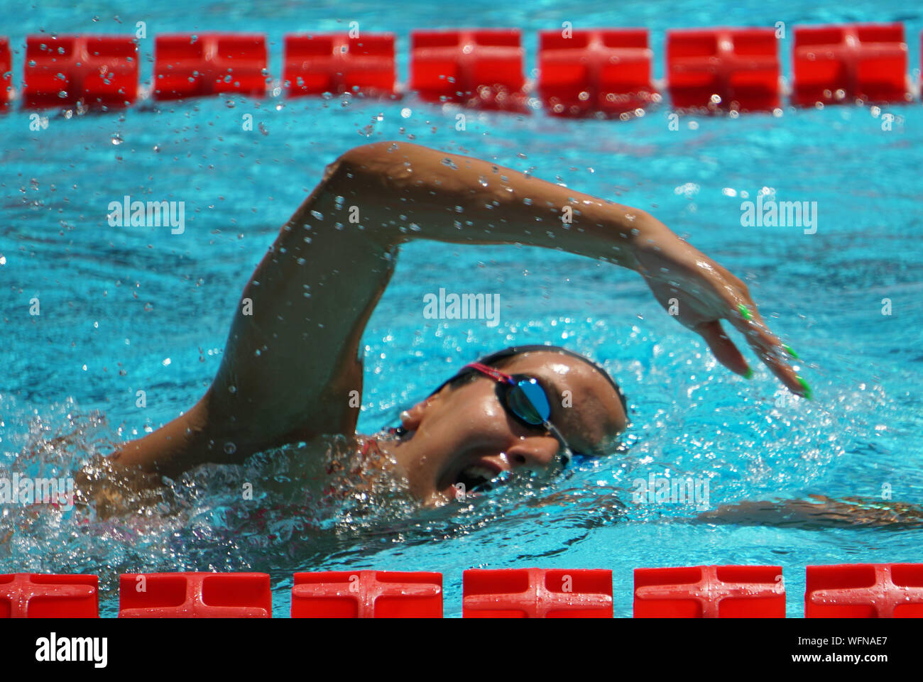 Una nuotatrice che si esibisce al Cool Swim Meeting di Merano, Italia, nel luglio 2019. Foto Stock