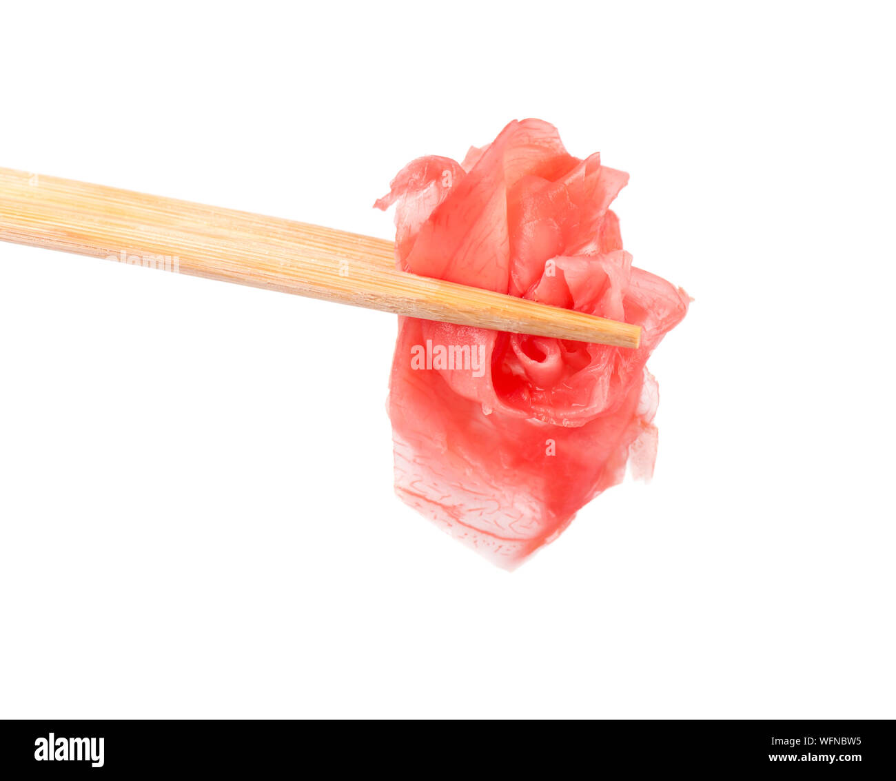 Pila di zenzero marinato fette isolati su sfondo bianco. Lo zenzero sottaceto isolato. Bacchette. Foto Stock