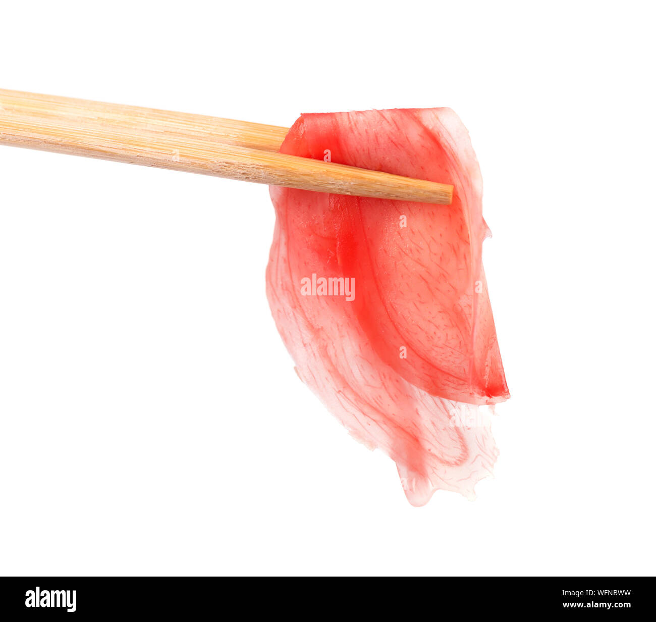 Pila di zenzero marinato fette isolati su sfondo bianco. Lo zenzero sottaceto isolato. Bacchette. Foto Stock