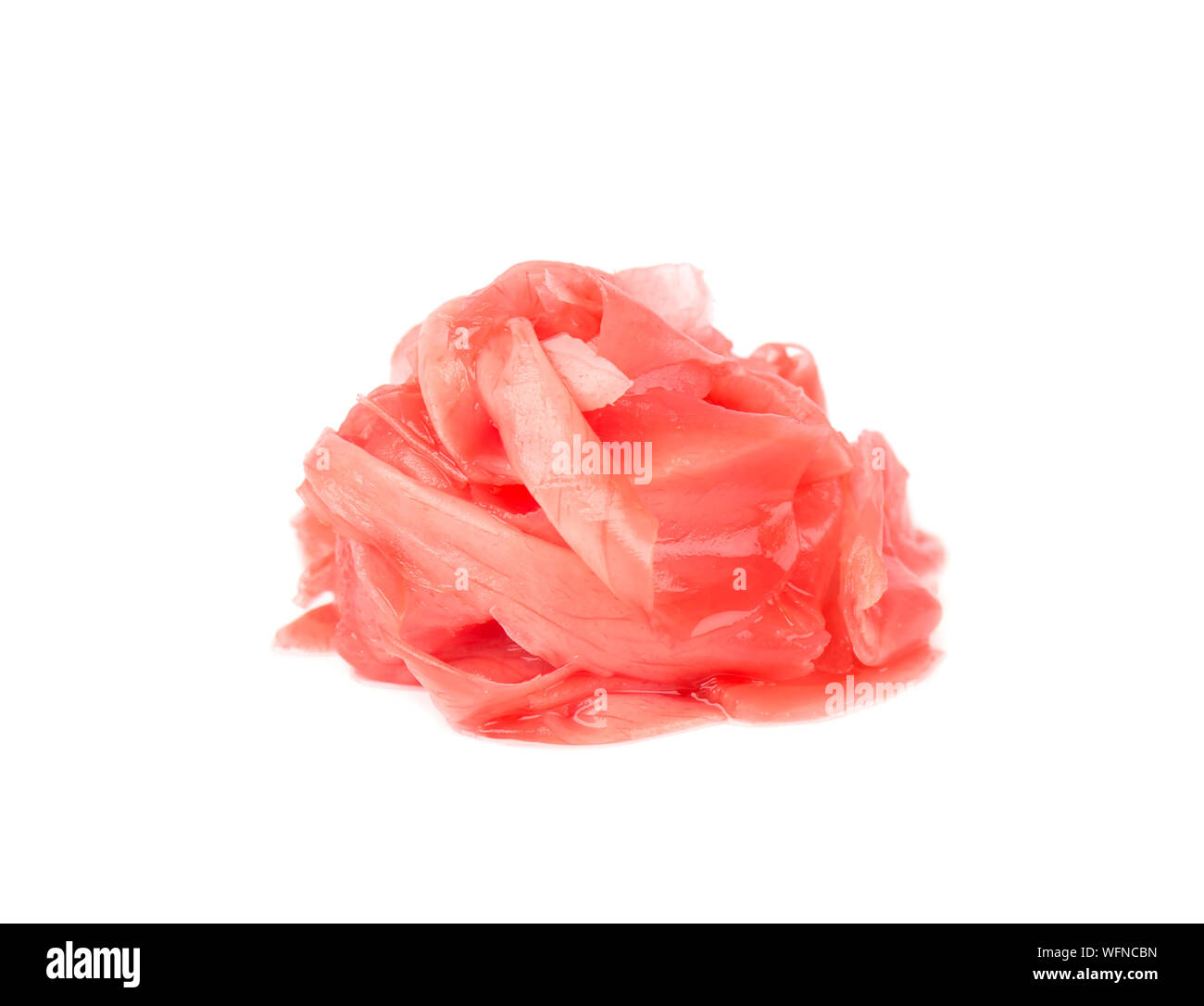 Pila di zenzero marinato fette isolati su sfondo bianco. Foto Stock