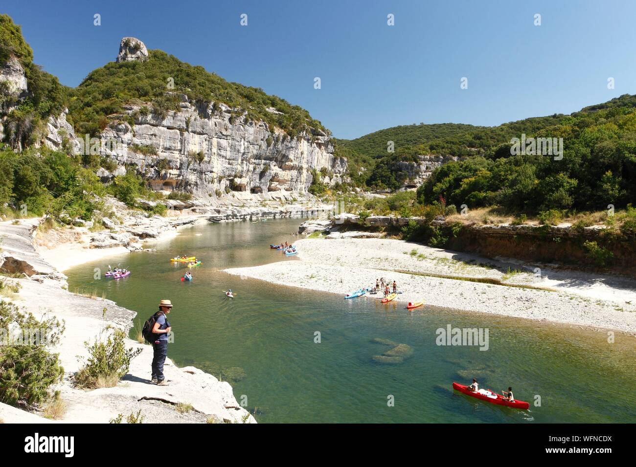 Francia, Ardeche, Sauze, Ardeche gole naturali riserva nazionale, Femmina escursionista sul percorso a valle della Ardeche Canyon vicino a Sauze Foto Stock