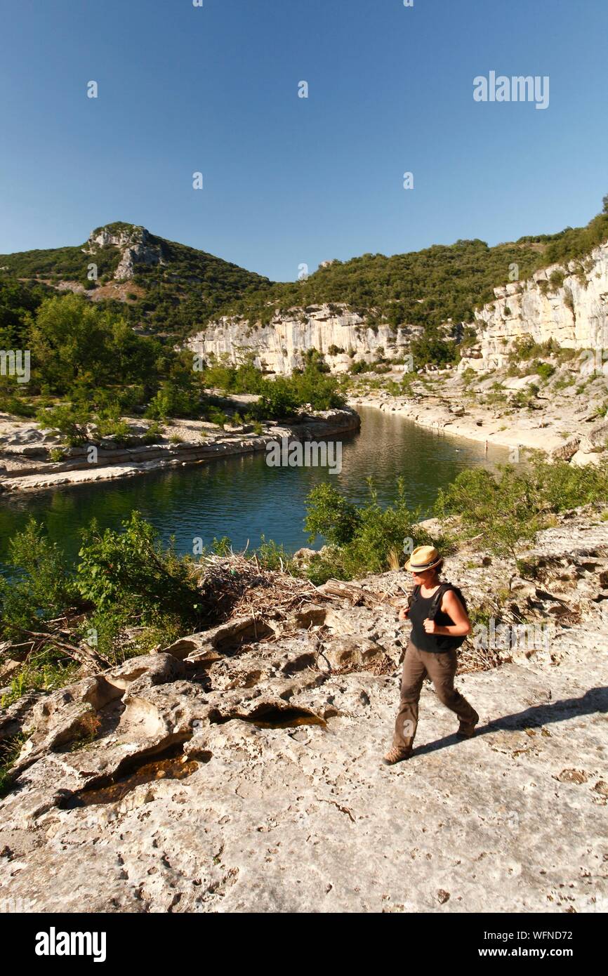 Francia, Ardeche, Ardeche Gorges Riserva Naturale Nazionale, Sauze, Femmina escursionista sopra Ardeche, sul percorso della valle Louby Foto Stock