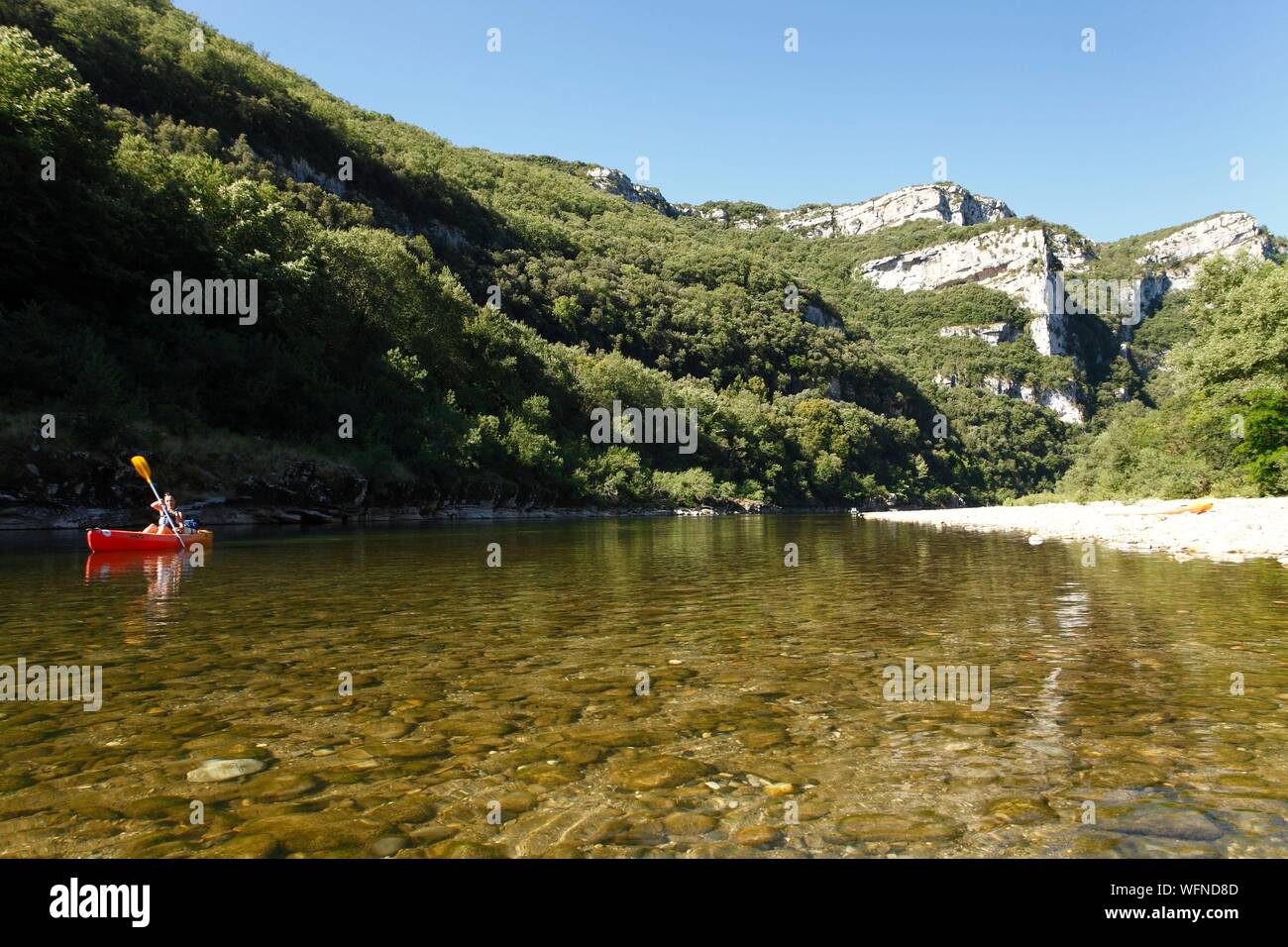 Francia, Ardeche, Ardeche Gorges Riserva Naturale Nazionale, Sauze, turistico su un kayak in Ardeche canyon Foto Stock