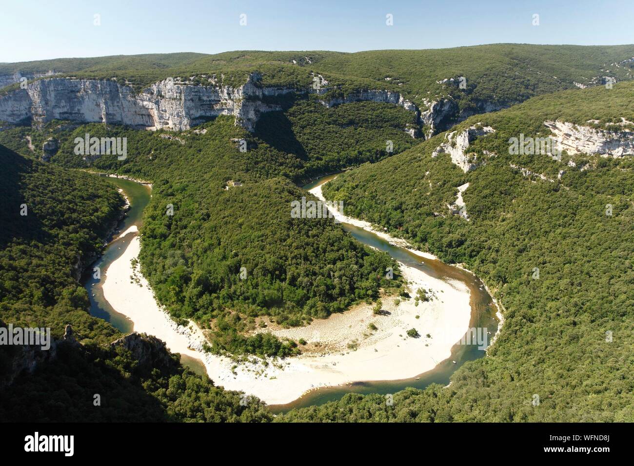 Francia, Ardeche, Ardeche Gorges Riserva Naturale Nazionale, Sauze, vista sull'Ardeche canyon visto dall'Ardeche Canyon strada turistica (D290) tra il Vallon Pont d'Arc e Saint-Martin d'Ardèche Foto Stock