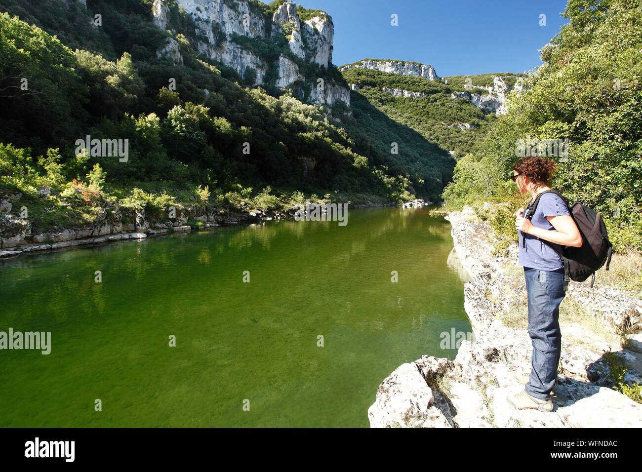 Francia, Ardeche, Sauze, Ardeche gole naturali riserva nazionale, Femmina escursionista sul percorso a valle della Ardeche Canyon, passando dal Bivacco Gournier a Sauze Foto Stock