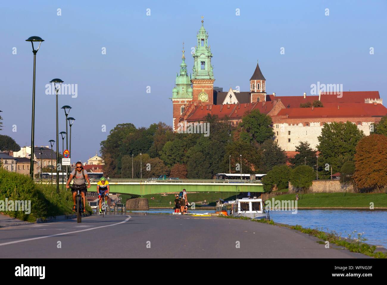 Polonia, Voïvodie Piccola Polonia, Cracovia, Stare Miasto distretto, classificata patrimonio mondiale dall'UNESCO, la Vistola e la Città Vecchia, affacciato su per la collina e il castello di Wawel e la sua cattedrale al di sopra della Vistola Foto Stock