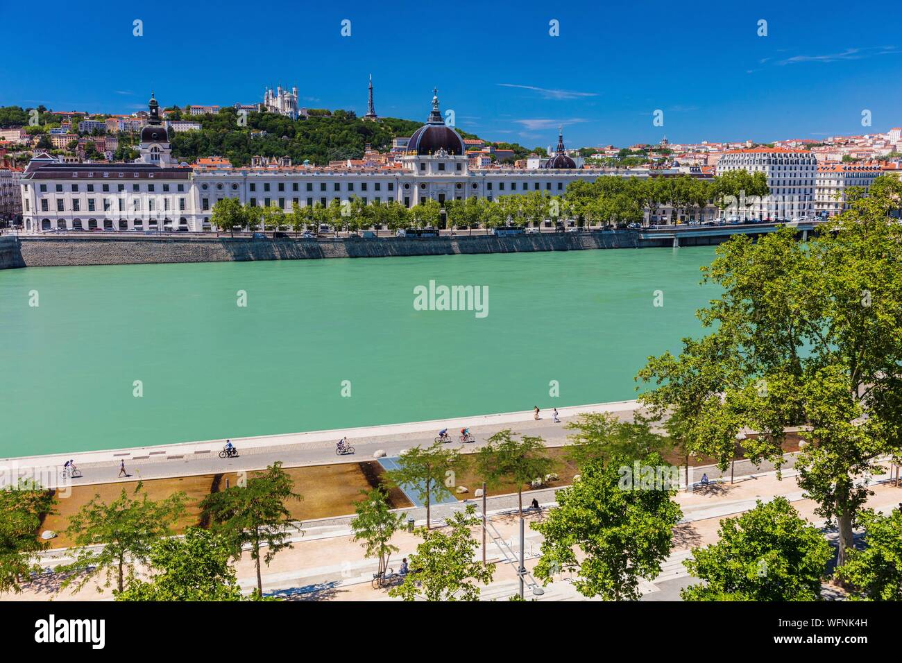 Francia, Rhone, Lione, storico sito elencato come patrimonio mondiale dall' UNESCO, quay Victor Augagneur, Rhone river le banche con una vista dell'Hotel Dieu e la Cattedrale di Notre Dame de Fourviere Basilica Foto Stock