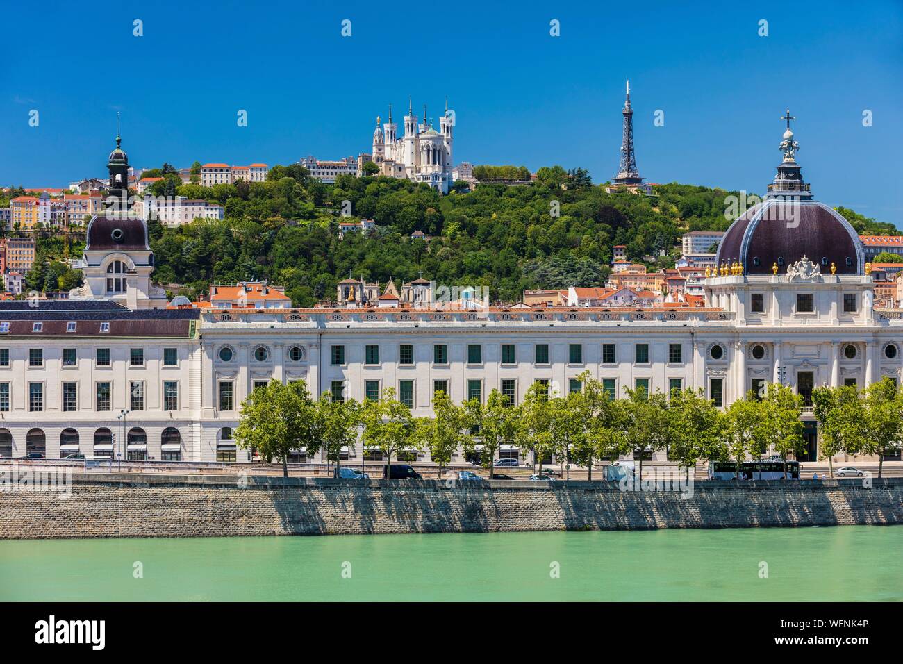 Francia, Rhone, Lione, storico sito elencato come patrimonio mondiale dall' UNESCO, Rhone river le banche con una vista dell'Hotel Dieu e la Cattedrale di Notre Dame de Fourviere Basilica Foto Stock