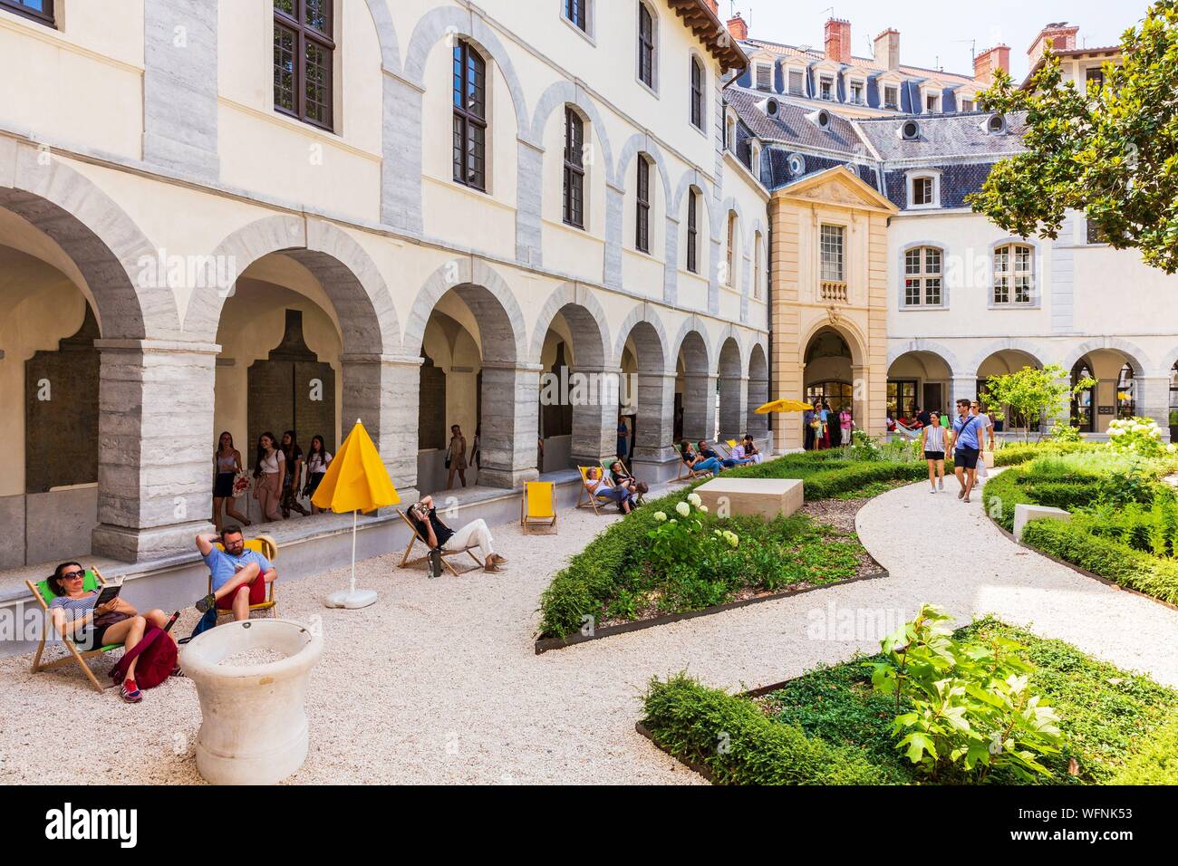 Francia, Rhone, Lione, la Presqu'île, centro storico classificato come Patrimonio Mondiale dell'UNESCO, Grand Hotel-Dieu, il chiostro Foto Stock