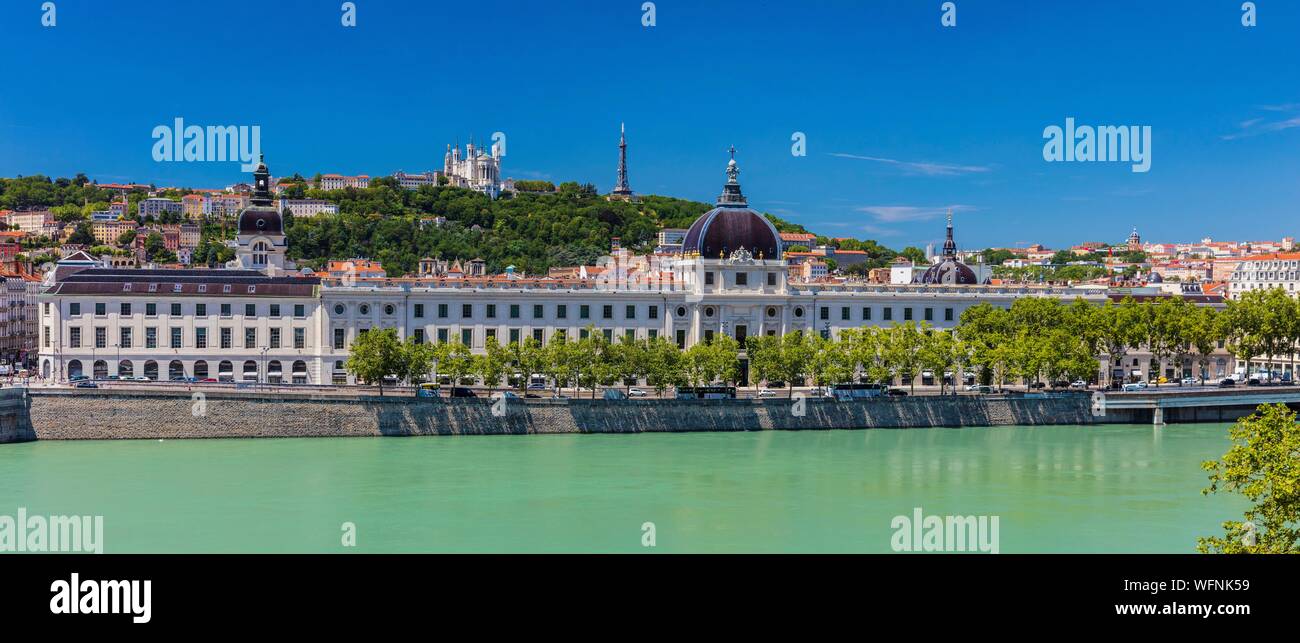 Francia, Rhone, Lione, storico sito elencato come patrimonio mondiale dall' UNESCO, Rhone river le banche con una vista dell'Hotel Dieu e la Cattedrale di Notre Dame de Fourviere Basilica Foto Stock