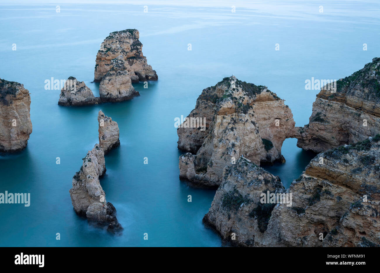 Il Ponta da Piedade si trova a Lagos, nella regione dell'Algarve in Portogallo. Europa Foto Stock