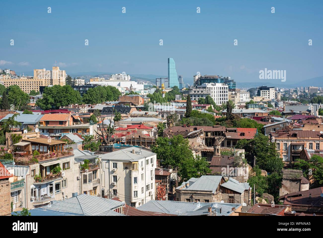 La Georgia, Tbilisi, panorama dal vecchio quartiere di Betlemme (o Kldisoubani), sullo sfondo la città nuova e la torre di vetro del Biltmore Hotel Tbilisi Foto Stock