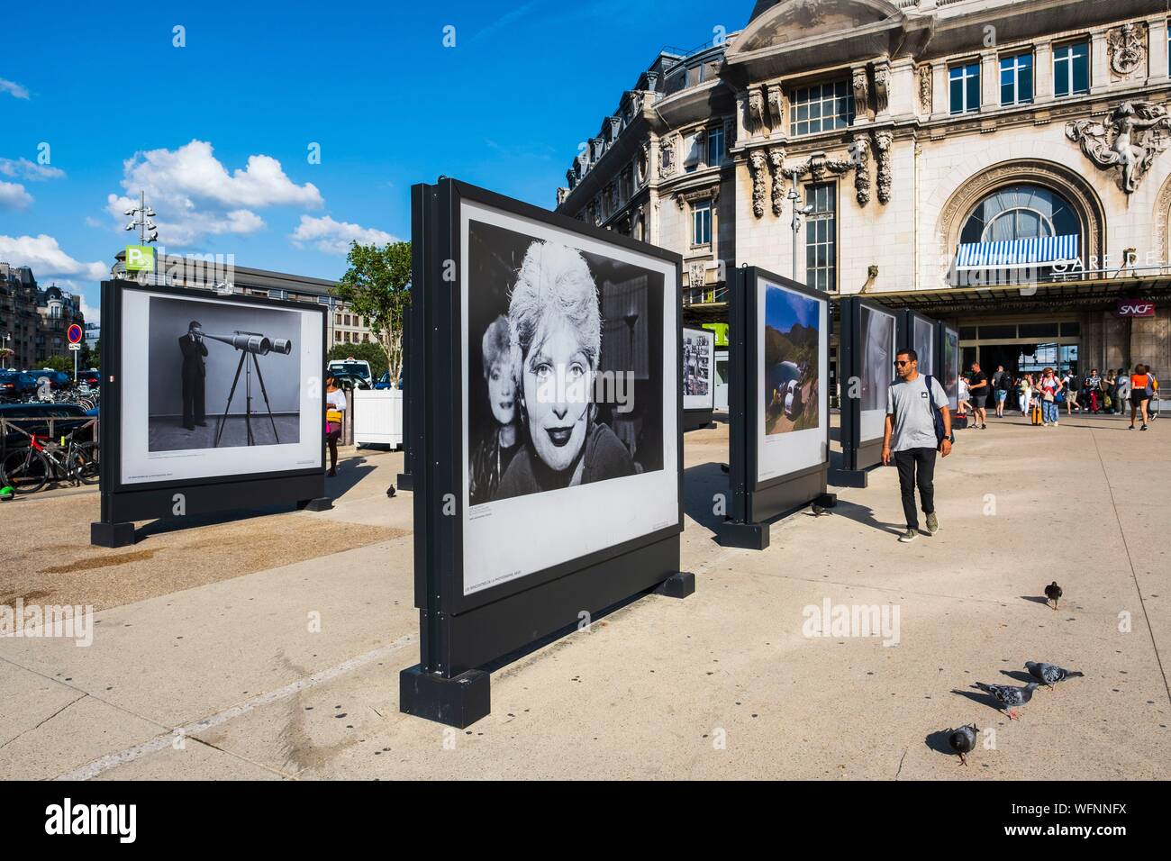 Francia, Parigi, stazione ferroviaria Gare de Lyon, la piazza, un open-air mostra fotografica Foto Stock