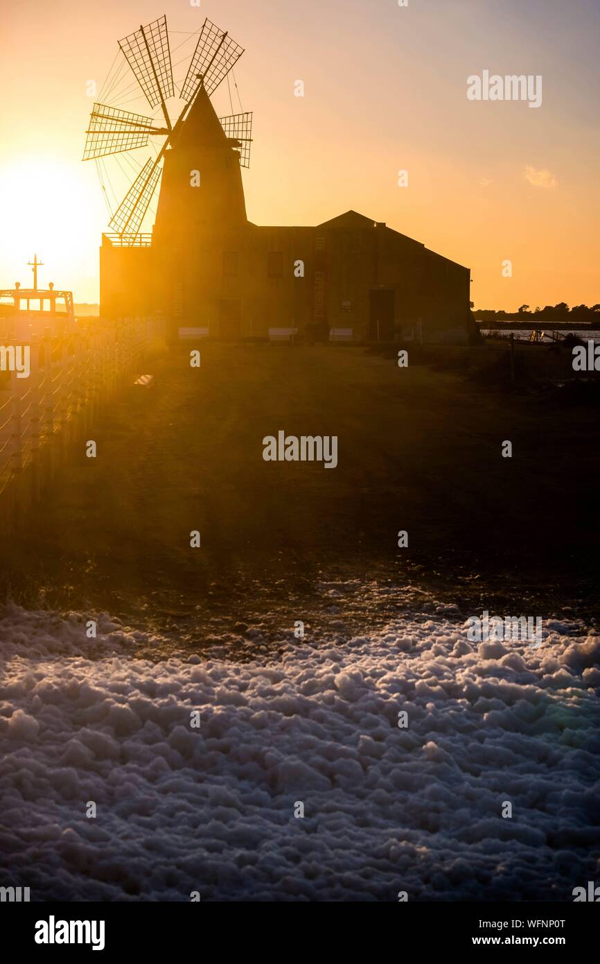 L'Italia, Sicilia, Marsala, Saline dello Stagnone, saline, mulino a vento Foto Stock