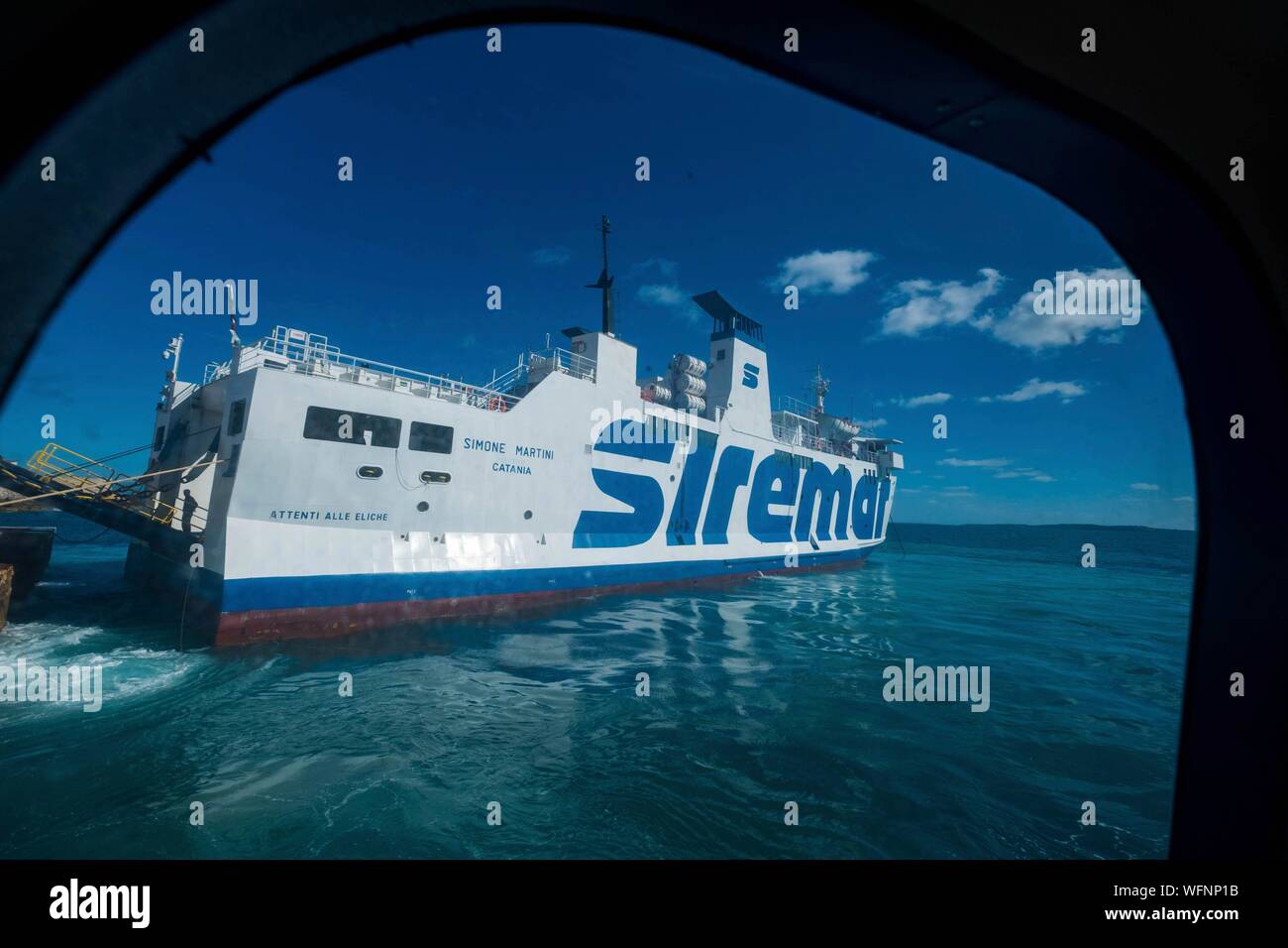 L'Italia, Sicilia, Trapani, Egades arcipelago, Favignana, il traghetto  Siremar da oblò Foto stock - Alamy