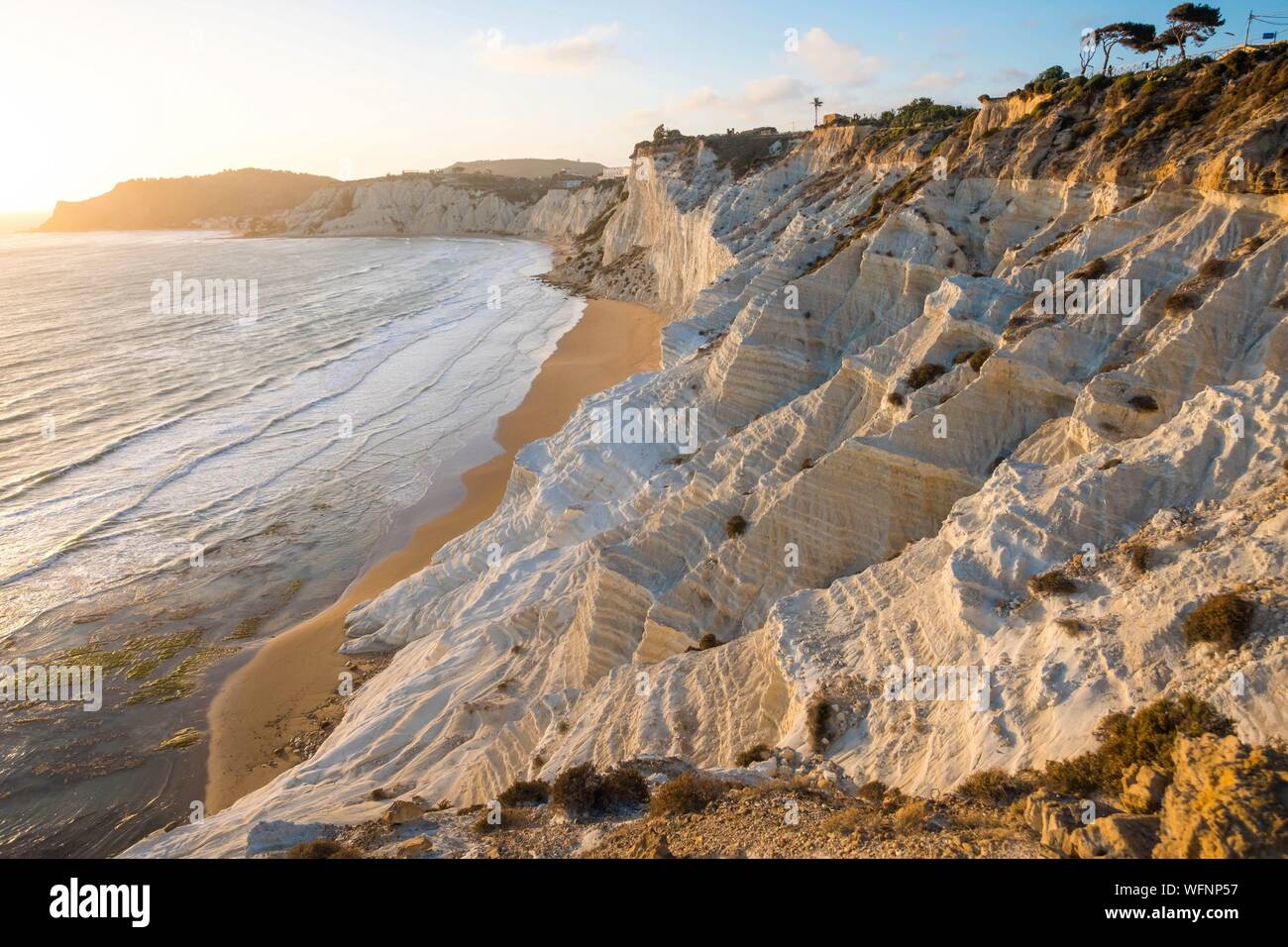 L'Italia, sicilia, Realmonte, La Scala dei Turchi, turchi o scalinata, scogliere di calcare bianco che si affaccia sul mare Foto Stock