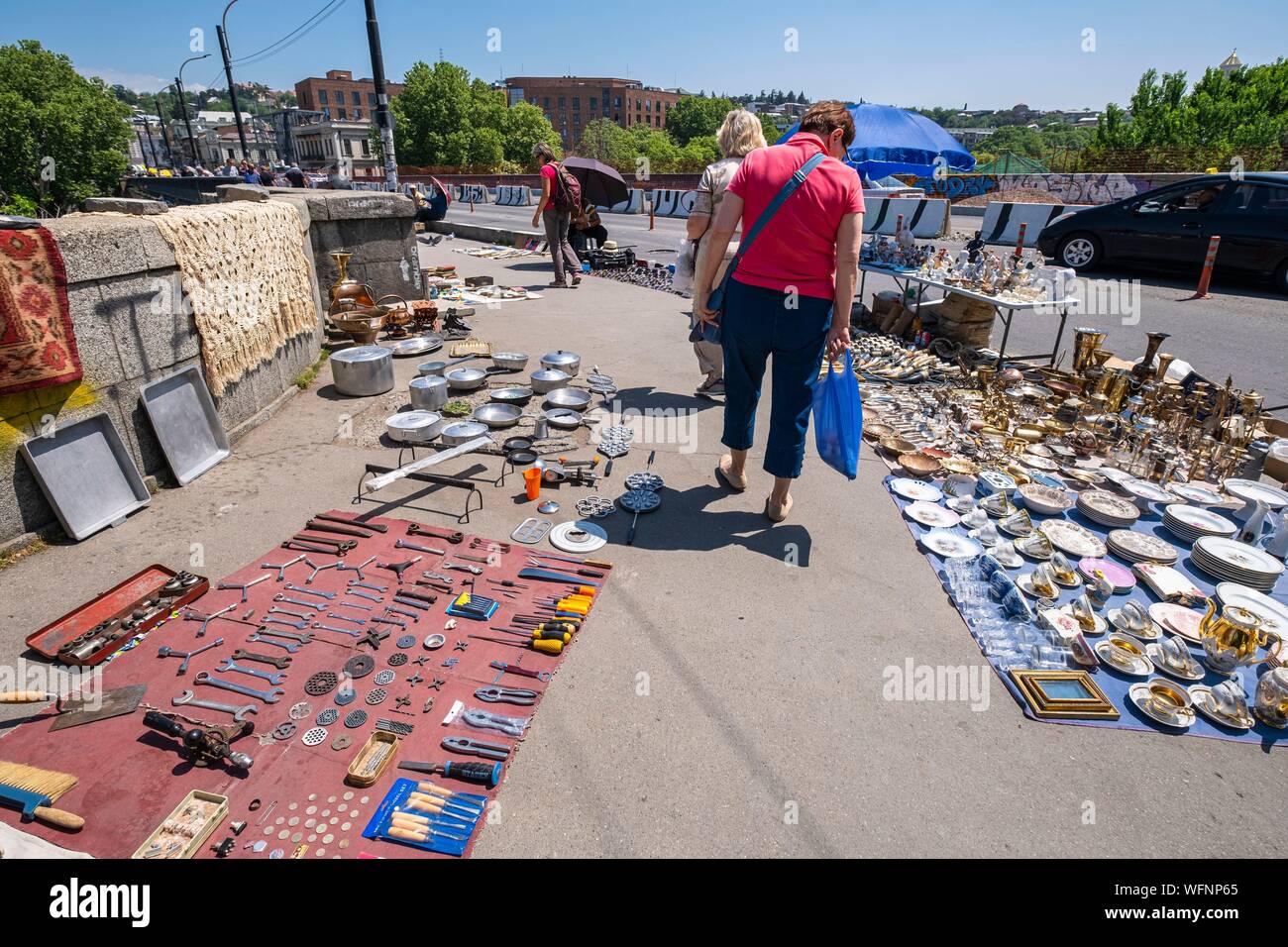 Una Foto Di Molti Oggetti Vintage Roba Del Mercato Delle Pulci Su Un Tavolo  Di Legno - Fotografie stock e altre immagini di Cucina - iStock