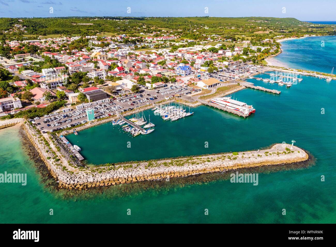 Francia, Caraibi, Piccole Antille, Guadalupa, Guadalupa, Marie-Galante, Grand-Bourg, vista aerea del porto Foto Stock