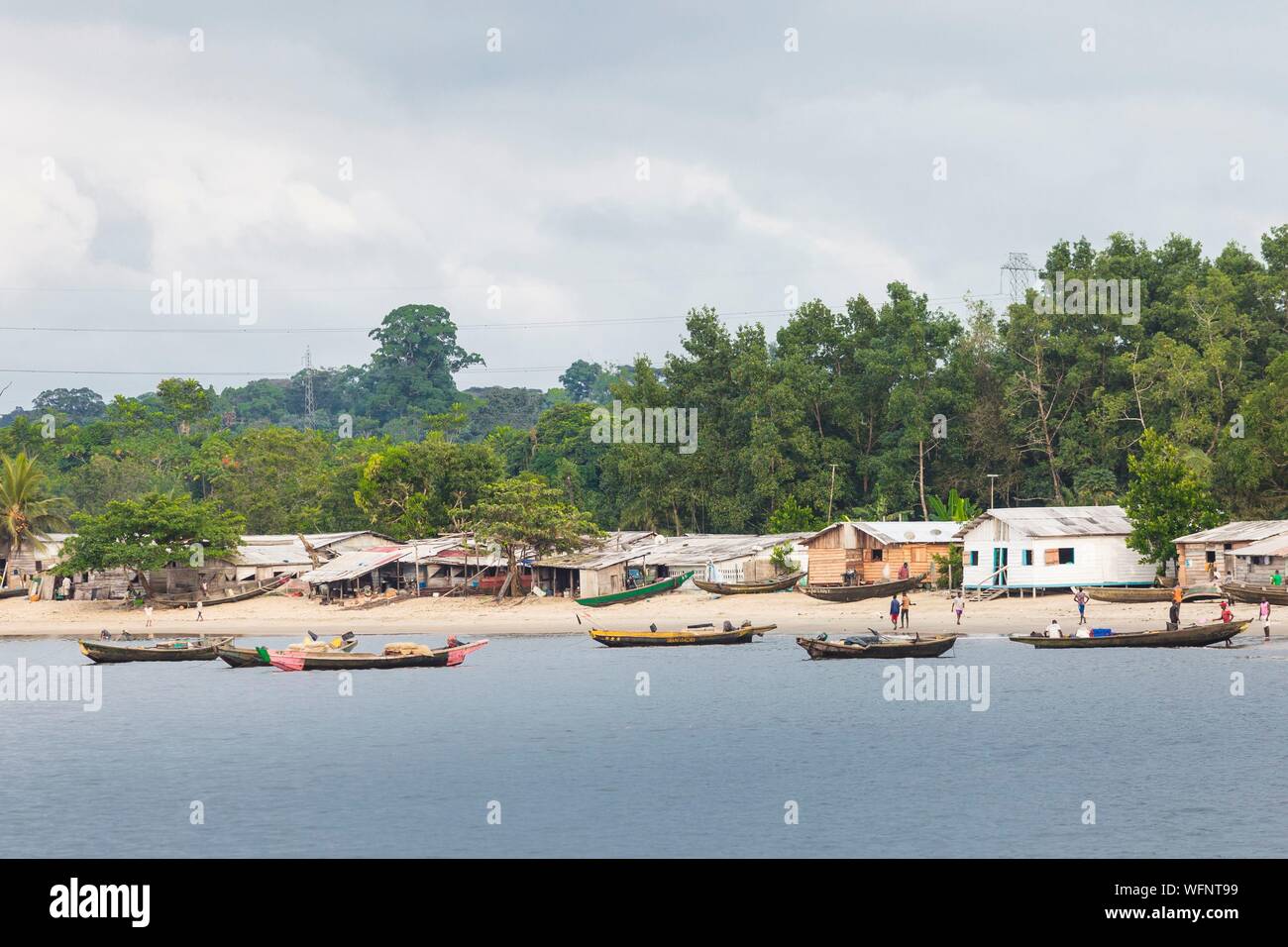 In Camerun, regione sud, Dipartimento dell'oceano, Londji, pesca Canoe sulla spiaggia del villaggio Foto Stock