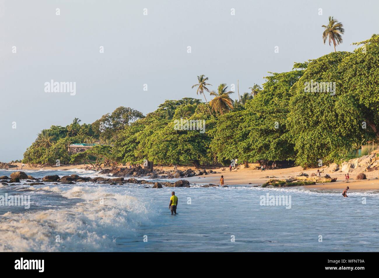 In Camerun, regione sud, Dipartimento dell'oceano, Kribi, uomo africano di balneazione in onde Foto Stock